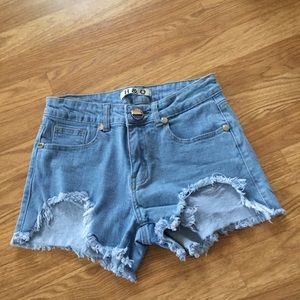 H & Q Chew Hem Jean Shorts Frayed Hems EUC